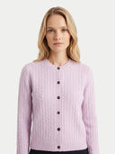 Modell trägt Strickjacke in Light Purple, Nahaufnahme von Rundhalsausschnitt und Knöpfen
