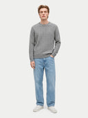 Herren Kaschmir Pullover in Gray mit Zopfmuster und Rundhalsausschnitt, Frontansicht am Model mit Jeans