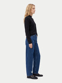 Seitenansicht des schwarzen Kaschmiroberteils, kombiniert mit weiter Jeans