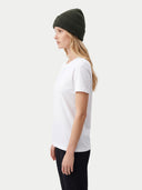 Unisex Kaschmir Mütze in Avocado mit breitem Umschlag und Rippstrick, Seitenansicht am Model