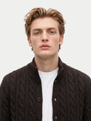Herren Kaschmir Strickjacke in Olive Brown mit Zopfmuster, Stehkragen und Knopfleiste, Detailansicht am Model