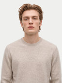 Nahaufnahme des Rundhalsausschnitts in natural beige mit schmaler Rippblende am Hals
