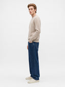 Seitenansicht am Model, glatter Jersey-Strick in natural beige mit langen Ärmeln