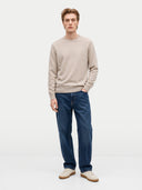 Model trägt den leichten Strickpullover in natural beige zu dunkler Jeans, Ganzkörperansicht von vorn