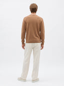 Rückansicht am Modell, Warm Brown, gerader Schnitt mit Bündchen an Saum und Ärmeln