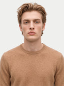 Nahaufnahme des Halsausschnitts in Warm Brown am Modell, gerippte Blende und glatter Strick