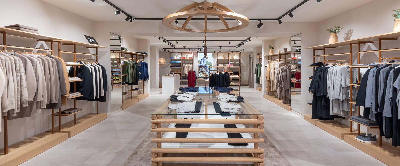 Innenansicht einer Gobi Cashmere Boutique mit Kaschmir-Strickwaren auf warmen Holzregalen