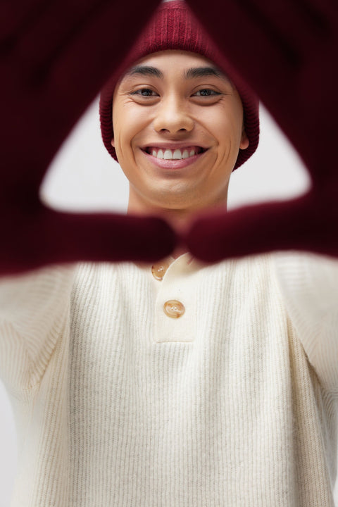 Rippenstrick Kaschmir Mütze /Unisex/ in Mandel, Editorial-Foto