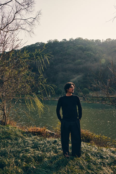 Basic Kaschmirpullover mit R-Ausschnitt, Editorial-Foto