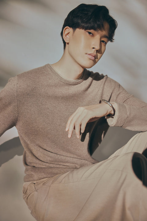 Basic Kaschmirpullover mit R-Ausschnitt, Editorial-Foto