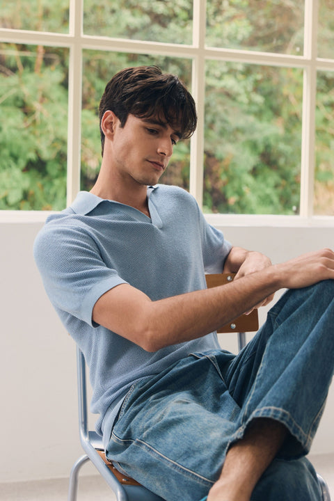 Poloshirt mit offenem Kragen aus Kaschmir-Seide in Celestial Blue, Editorial-Foto