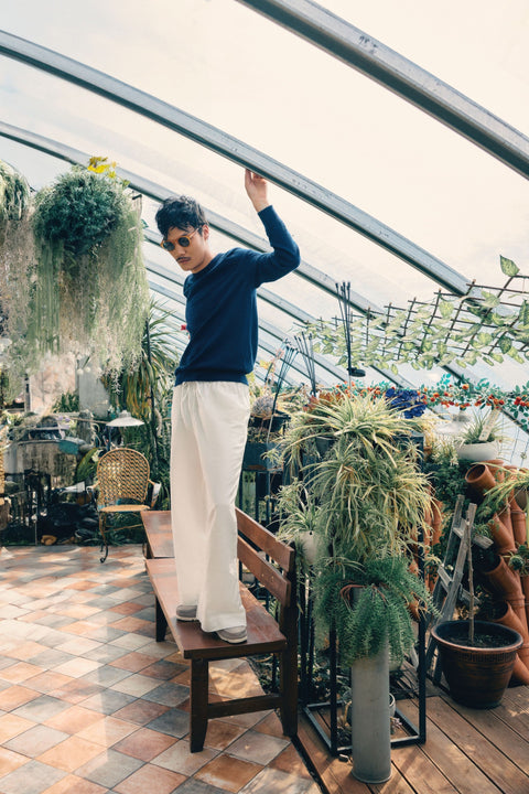 Timeless nahtloser Kaschmirpullover mit R-Ausschnitt in Avocado, Editorial-Foto