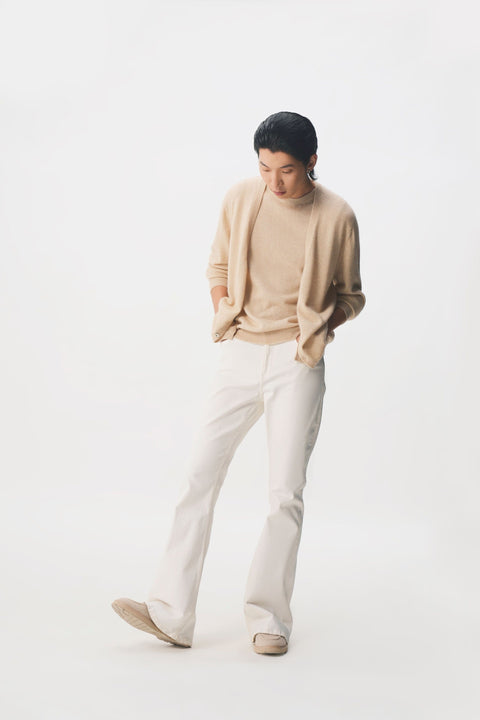 Naturfarbene Basic V-Ausschnitt Kaschmirstrickjacke mit Knöpfen, Editorial-Foto