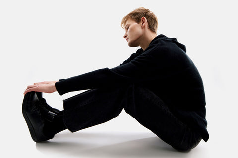 Herren Kaschmirpullover mit Kapuze in Capulet Olive, Editorial-Foto