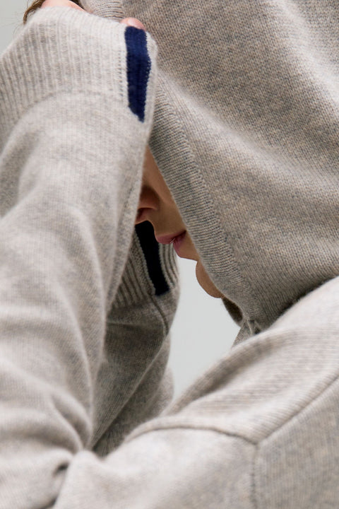 Herren Kaschmirpullover mit Kapuze in Capulet Olive, Editorial-Foto