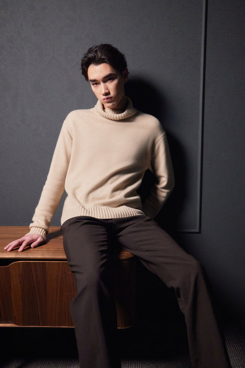Herren Rollkragenpullover in Holzkohle, Editorial-Foto