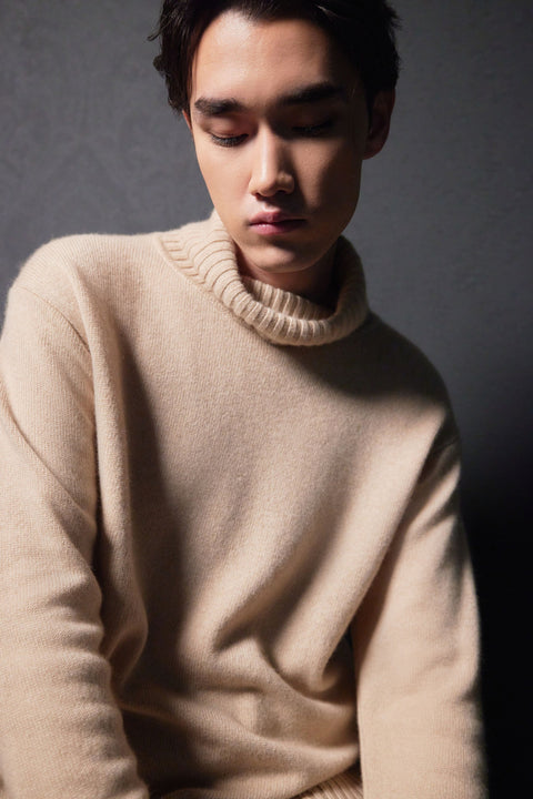 Herren Rollkragenpullover in Holzkohle, Editorial-Foto