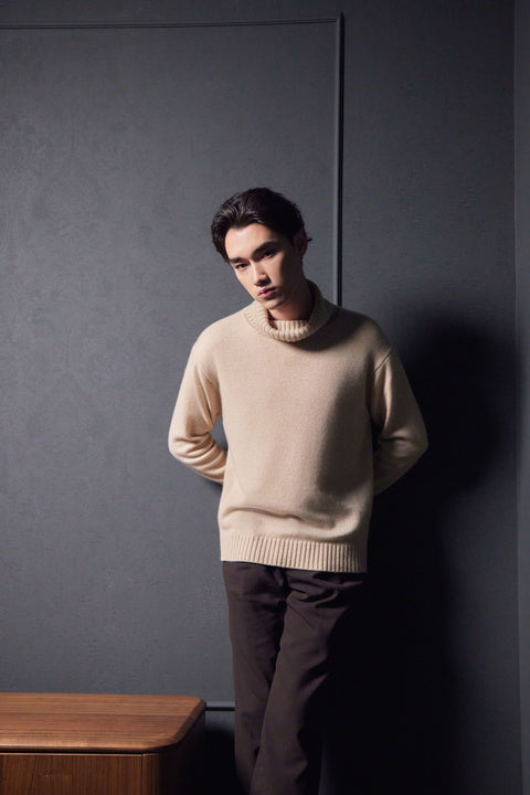 Herren Rollkragenpullover in Holzkohle, Editorial-Foto