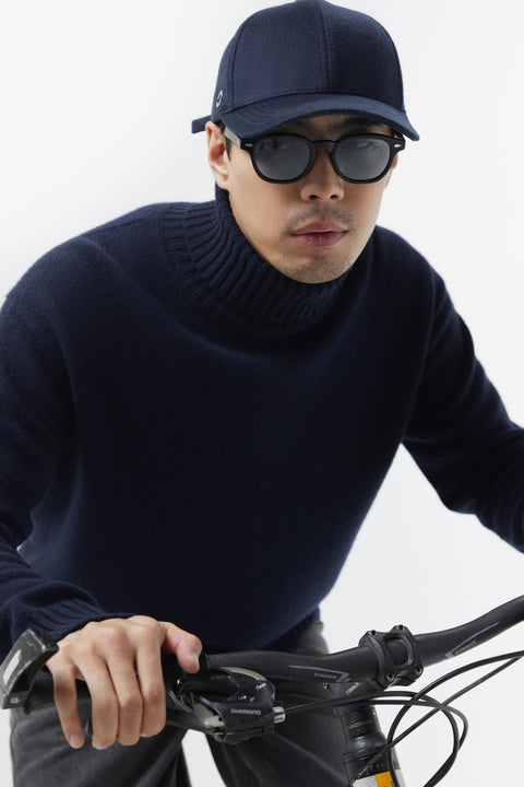 Herren Rollkragenpullover in Holzkohle, Editorial-Foto