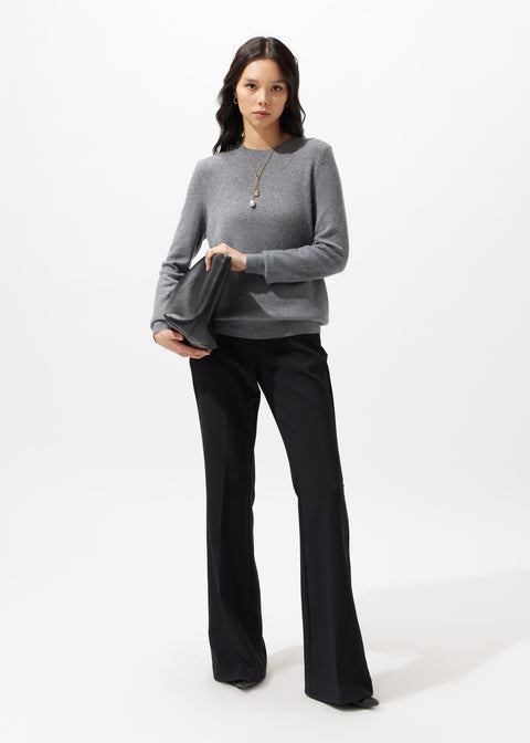 Basic R-Ausschnitt Kaschmirpullover, Editorial-Foto