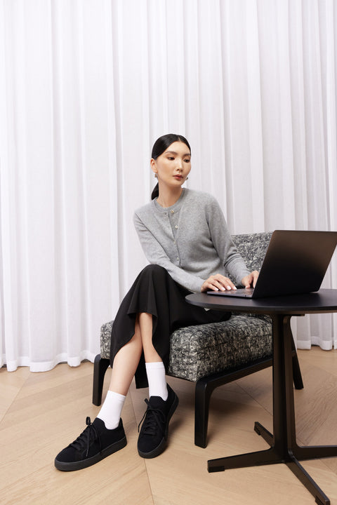 Basic R-Ausschnitt Kaschmirstrickjacke, Editorial-Foto