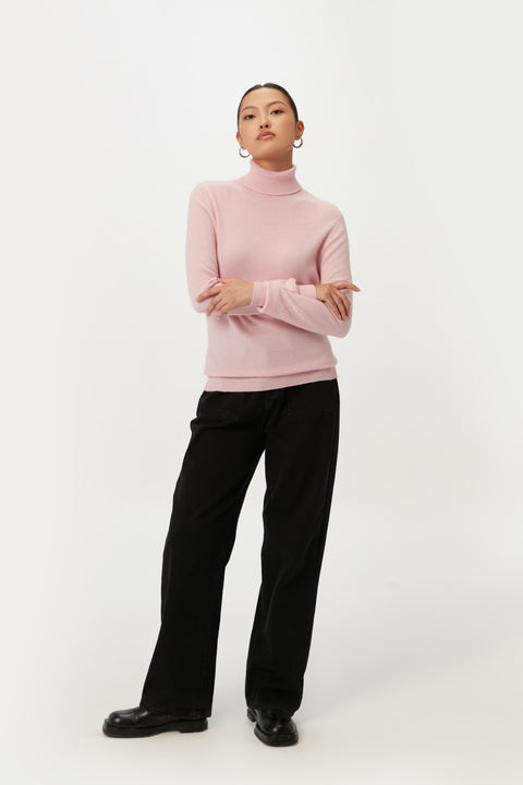 Zeitloser nahtloser Kaschmir-Rollkragenpullover in Cremeweiß, Editorial-Foto