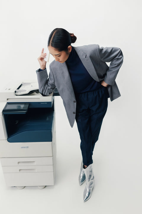Zeitloser nahtloser Kaschmir-Rollkragenpullover in Cremeweiß, Editorial-Foto