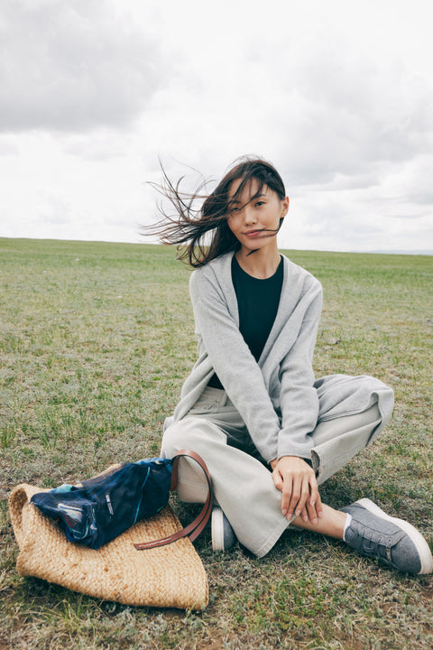 Lange Kaschmir-Strickjacke mit Schalkragen, Editorial-Foto