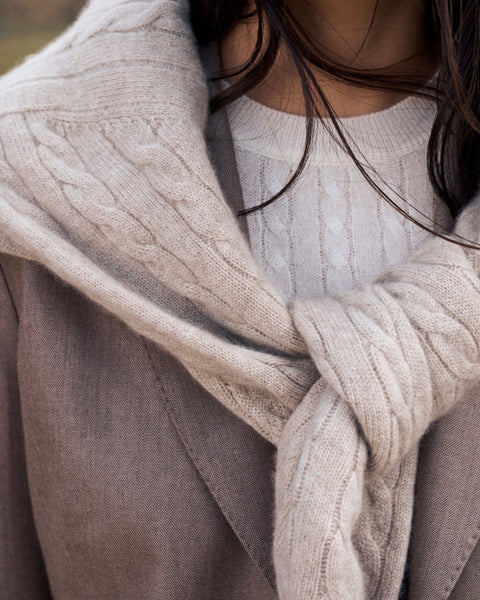 Kaschmir-Pullover mit durchgehendem Zopfmuster, Editorial-Foto