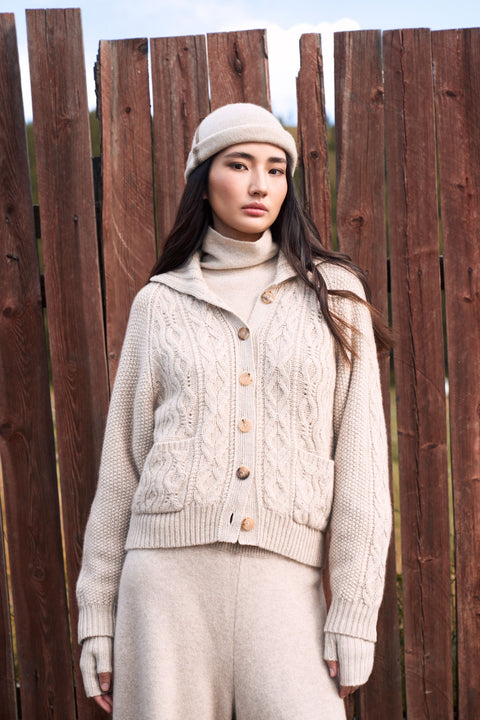 Kaschmir-Strickjacke mit Zopfmuster und Cutaway-Kragen, Editorial-Foto