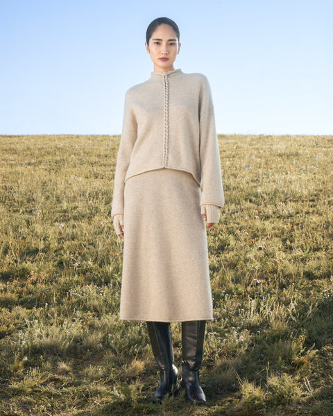Kaschmirpullover mit Zopfgeflecht und Stehkragen, Editorial-Foto