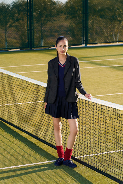 Kaschmir-Seiden-Cricket-Pullover mit V-Ausschnitt, Editorial-Foto