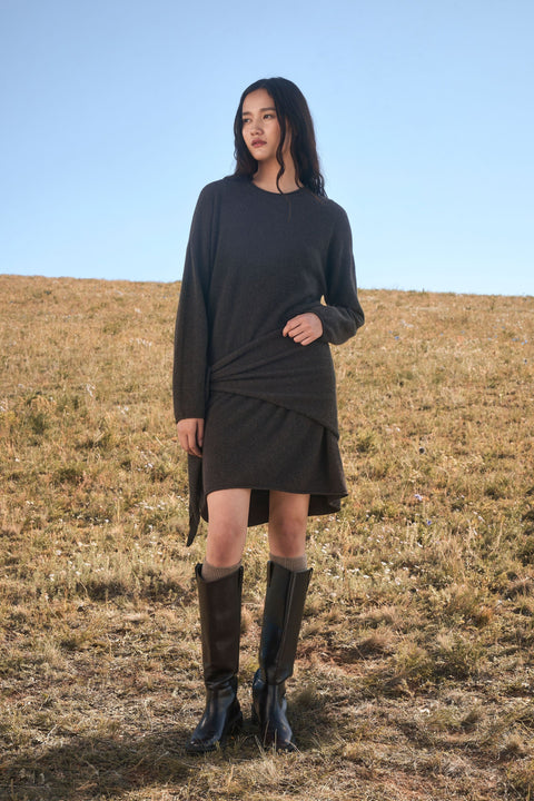 Kaschmirkleid in Tunikaform mit Schalgürtel, Editorial-Foto