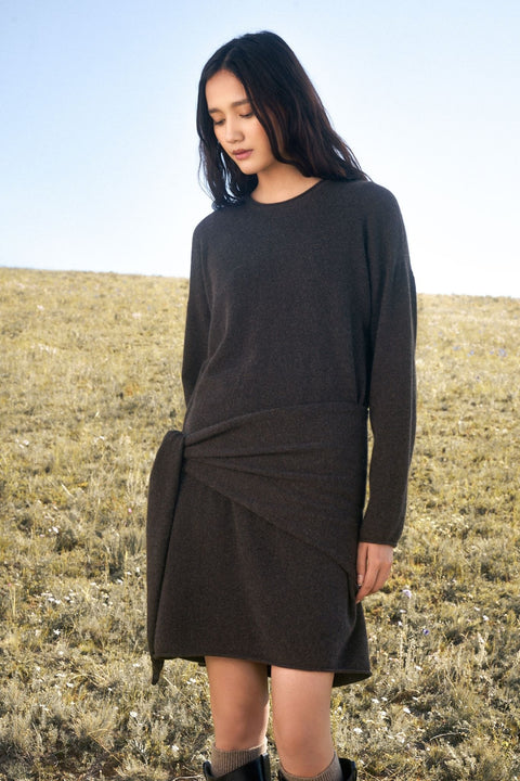 Kaschmirkleid in Tunikaform mit Schalgürtel, Editorial-Foto
