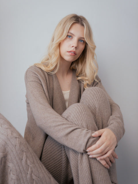 Naturfarbene Lässige Kaschmirhose, Editorial-Foto