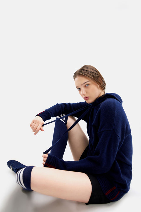 Kaschmir-Hoodie in Schwarz, Editorial-Foto