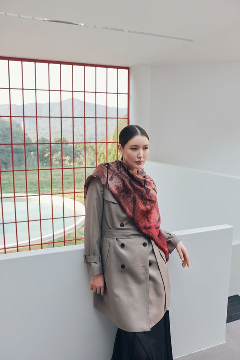 Doppelreihiger Kaschmir Trenchcoat, Editorial-Foto