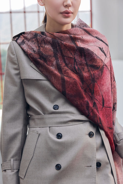 Doppelreihiger Kaschmir Trenchcoat, Editorial-Foto
