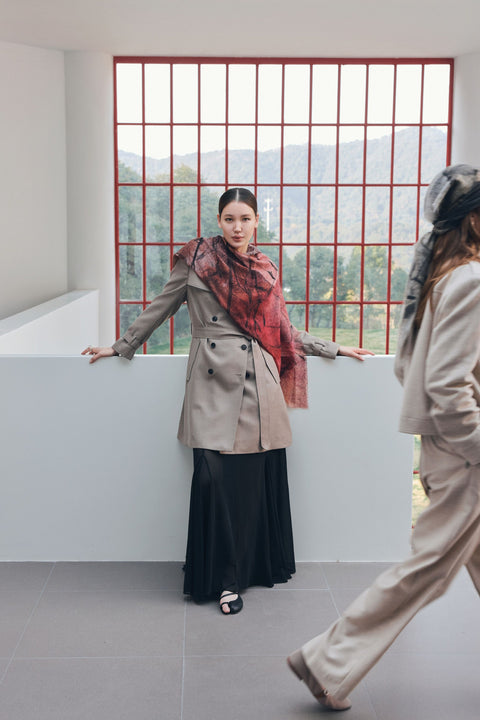 Doppelreihiger Kaschmir Trenchcoat, Editorial-Foto