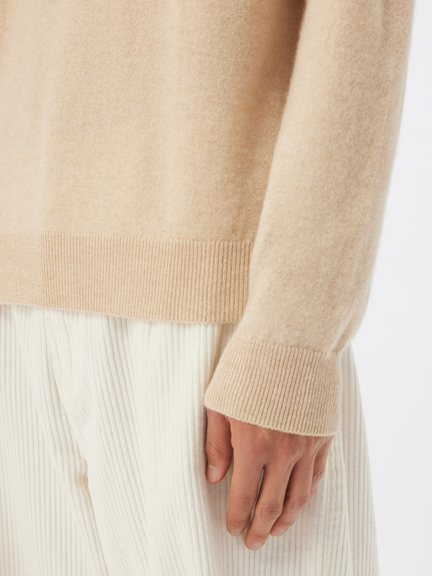 Naturfarbe Basic Kaschmirpullover mit R-Ausschnitt