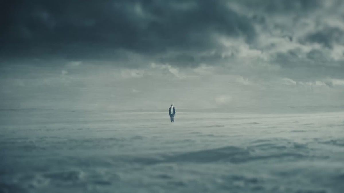 Kurzfilm: Ein Hirte durchquert die verschneite mongolische Steppe, eine weiße Kaschmirziege steht auf einem Felsgipfel, und Rohkaschmir wird vor der GOBI-Fabrik übergeben