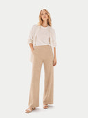 Model trägt beige Kaschmir Hose für Damen mit weitem Bein und Ajour-Struktur, Vorderansicht