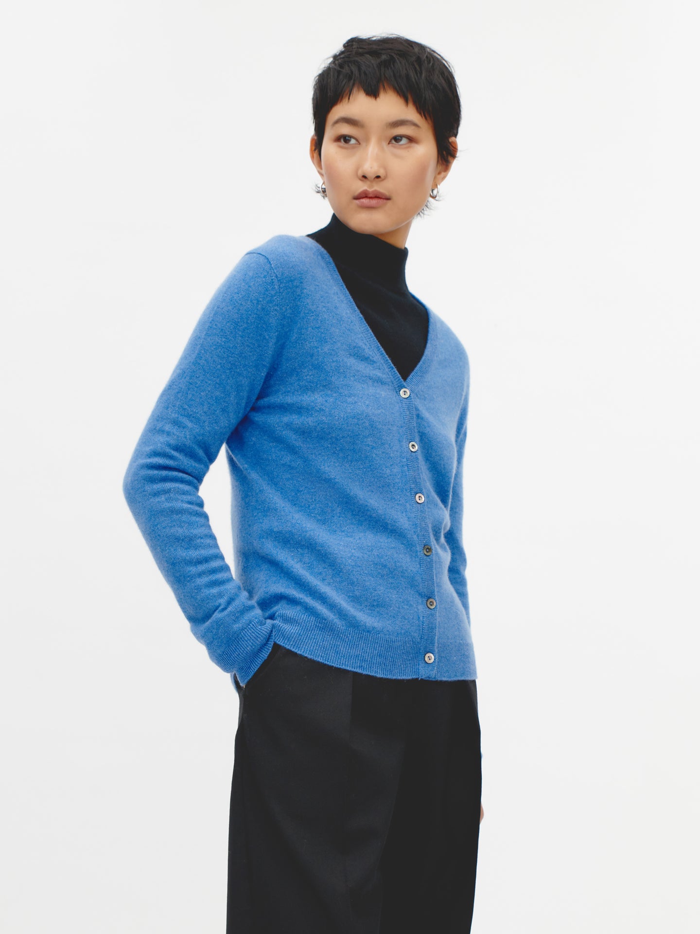 Damen Kaschmir V-Ausschnitt Strickjacke mit Knöpfen Blau - Gobi Cashmere