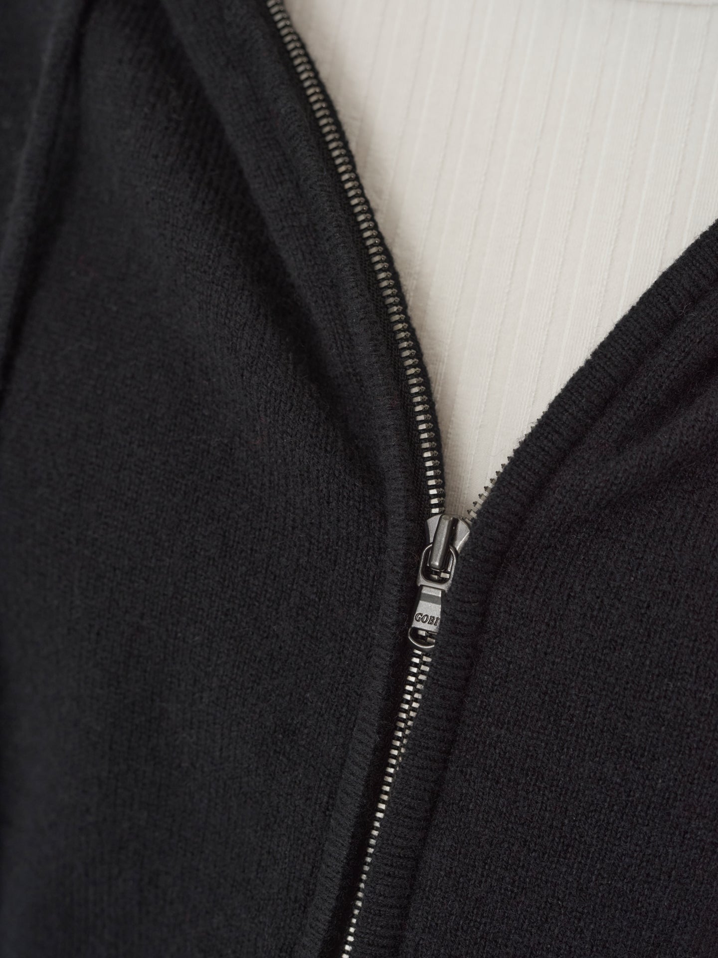 Damen Kaschmir Kapuzen-Strickjacke mit Reißverschluss Schwarz - Gobi Cashmere