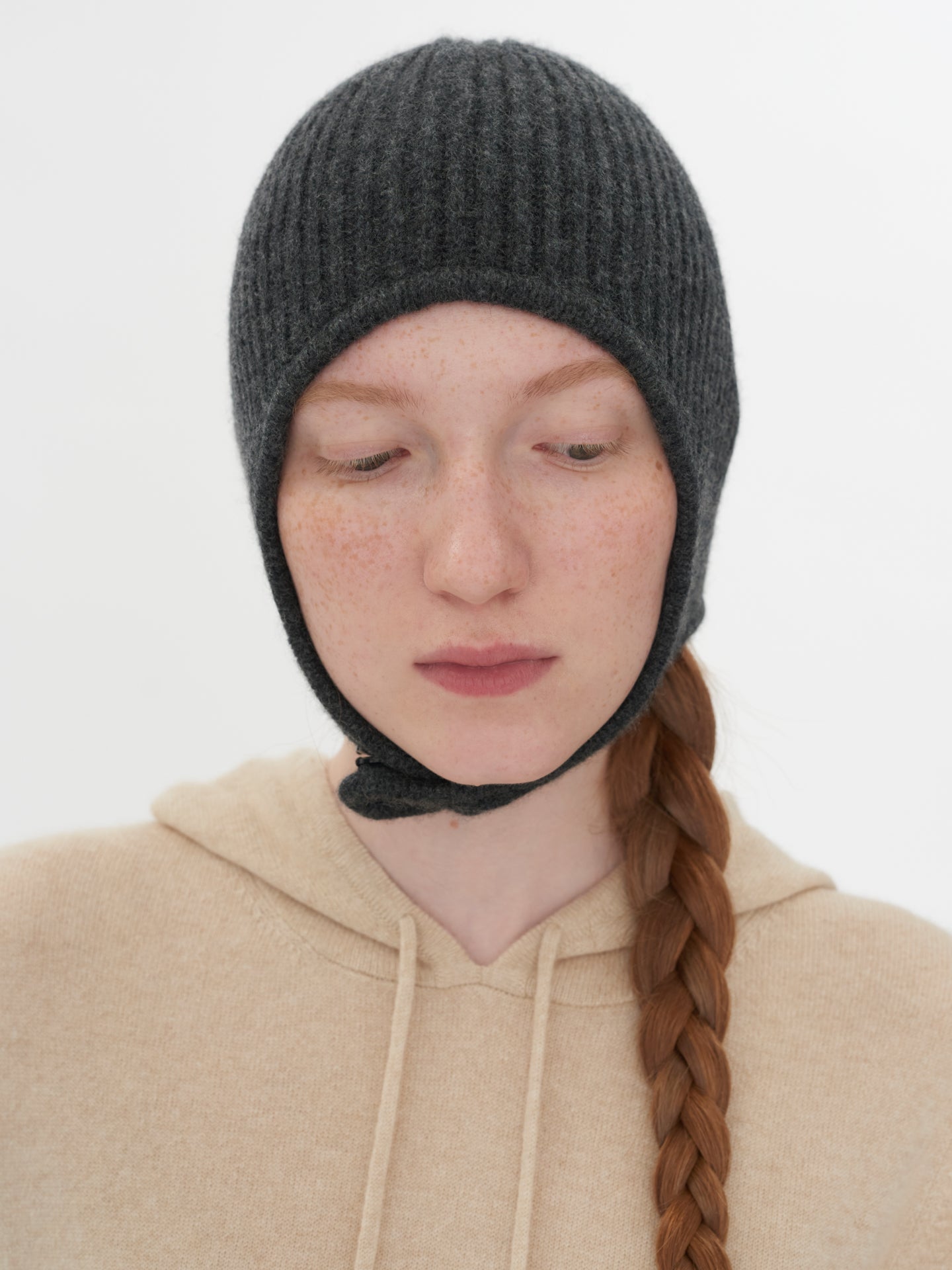 Damen Kaschmir Gestrickte Aviator-Mütze Holzkohle - Gobi Cashmere