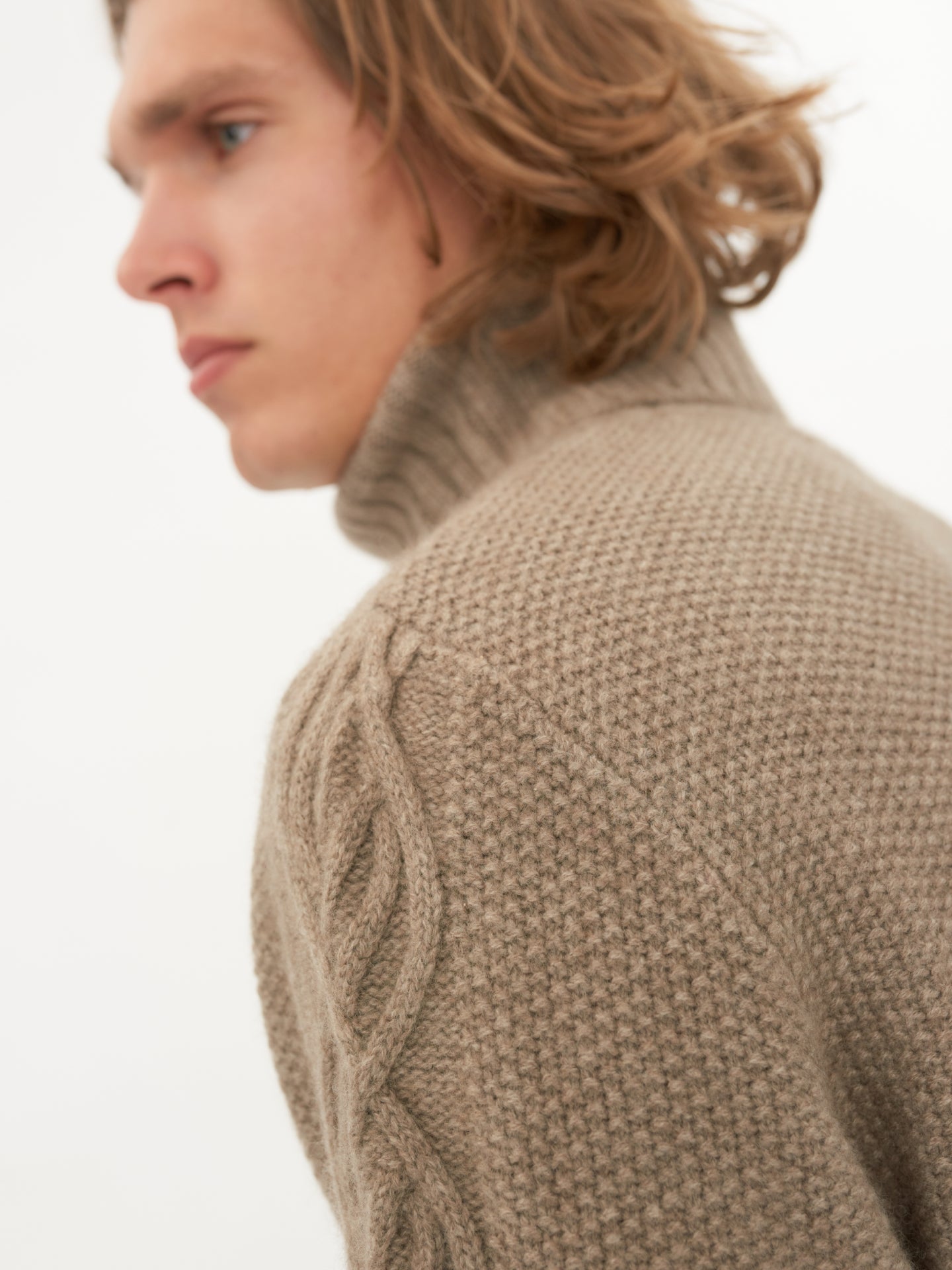 Herren T-Ausschnitt Mit Zopfmuster Aus Kaschmir Taupe - Gobi Cashmere