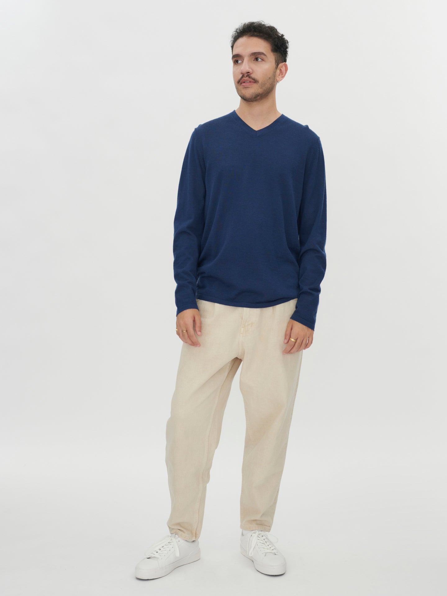 Herren Pullover mit V-Ausschnitt aus Seide und Kaschmir Marineblau - Gobi Cashmere