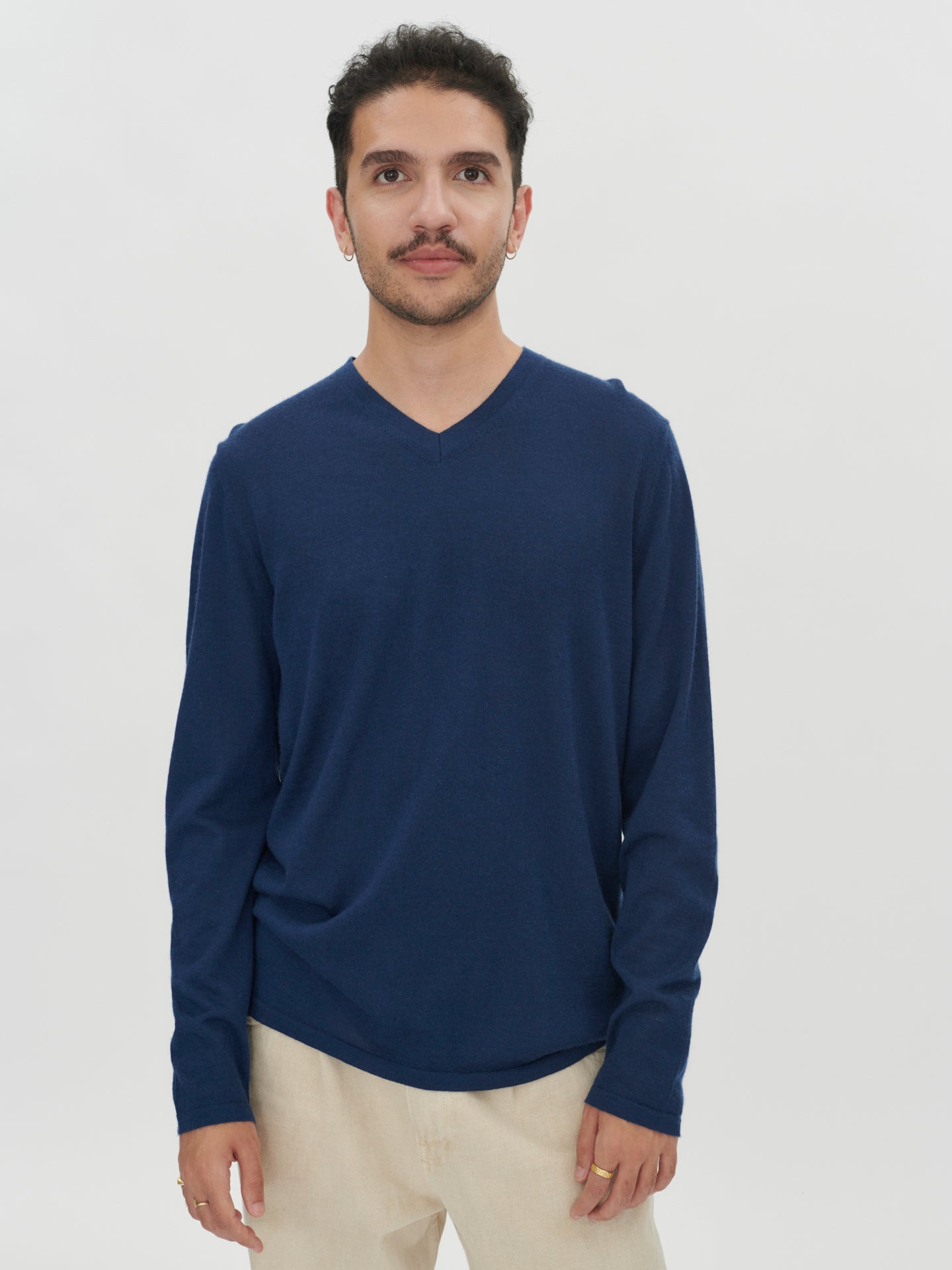 Herren Pullover mit V-Ausschnitt aus Seide und Kaschmir Marineblau - Gobi Cashmere