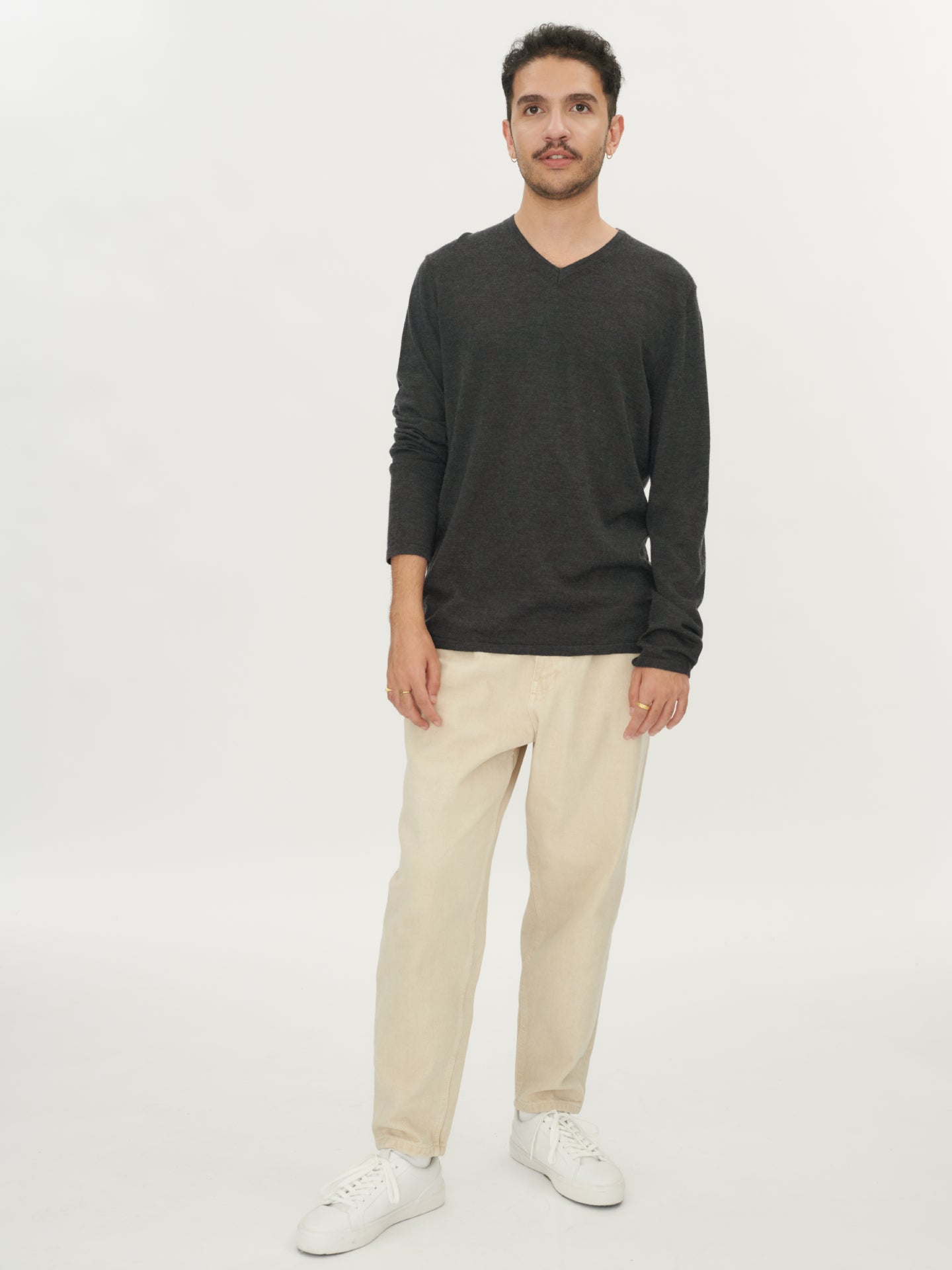 Herren Pullover mit V-Ausschnitt aus Seide und Kaschmir Holzkohle - Gobi Cashmere