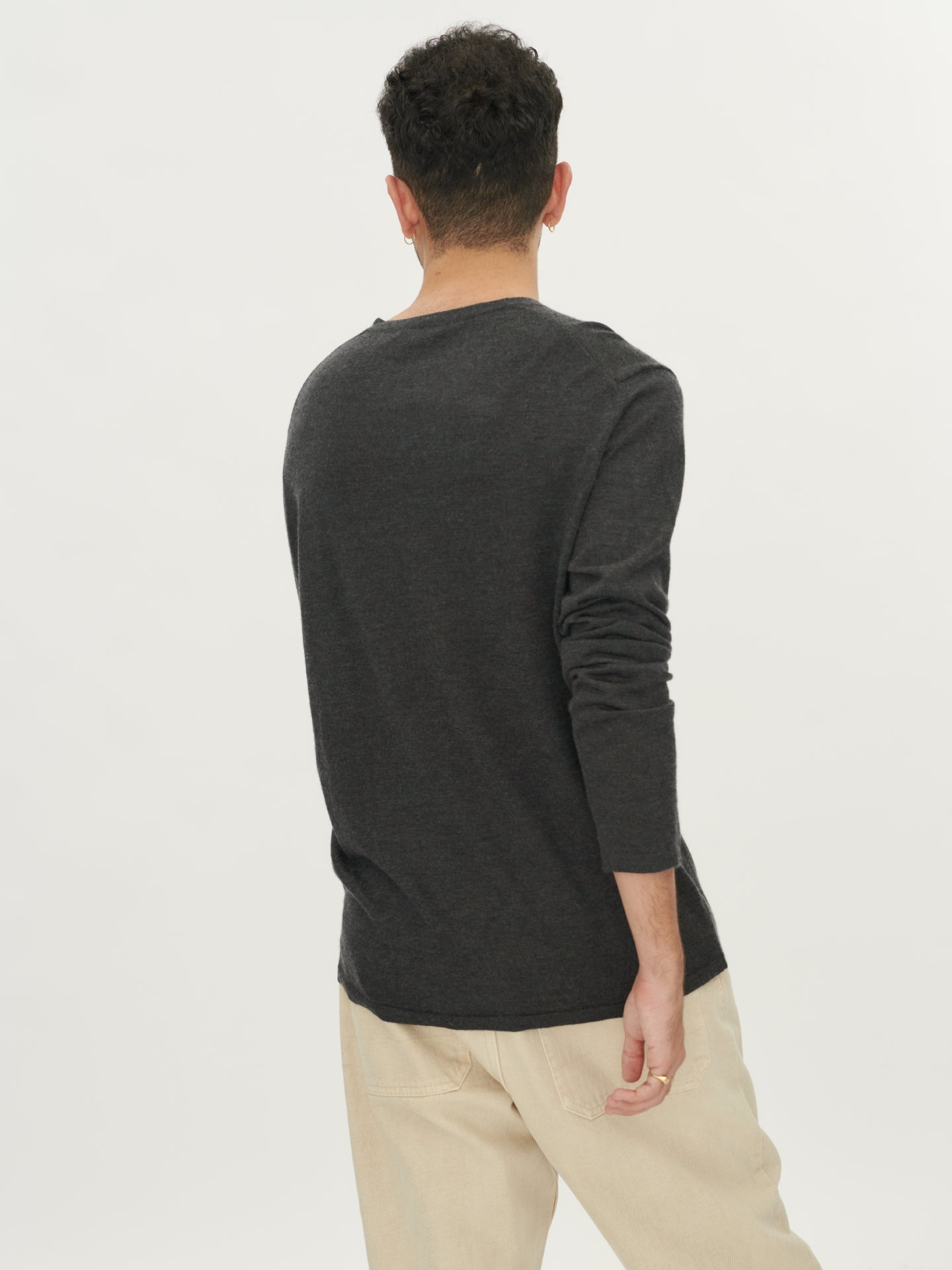Herren Pullover mit V-Ausschnitt aus Seide und Kaschmir Holzkohle - Gobi Cashmere